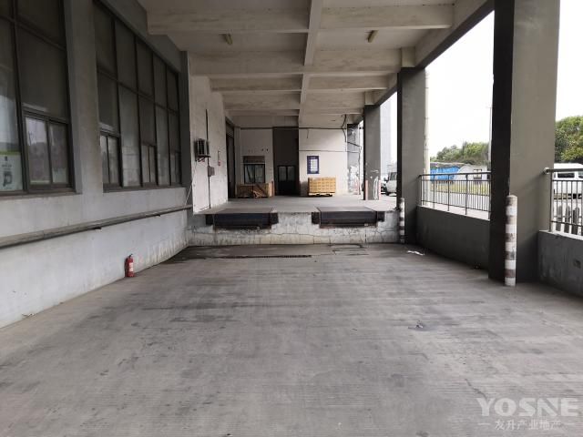 下沉式卸货平台 大货梯四部的 楼上仓库